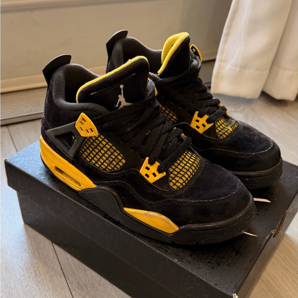 Jordan Air 4 Retro Black and Tour Yellow. Big boys shoes